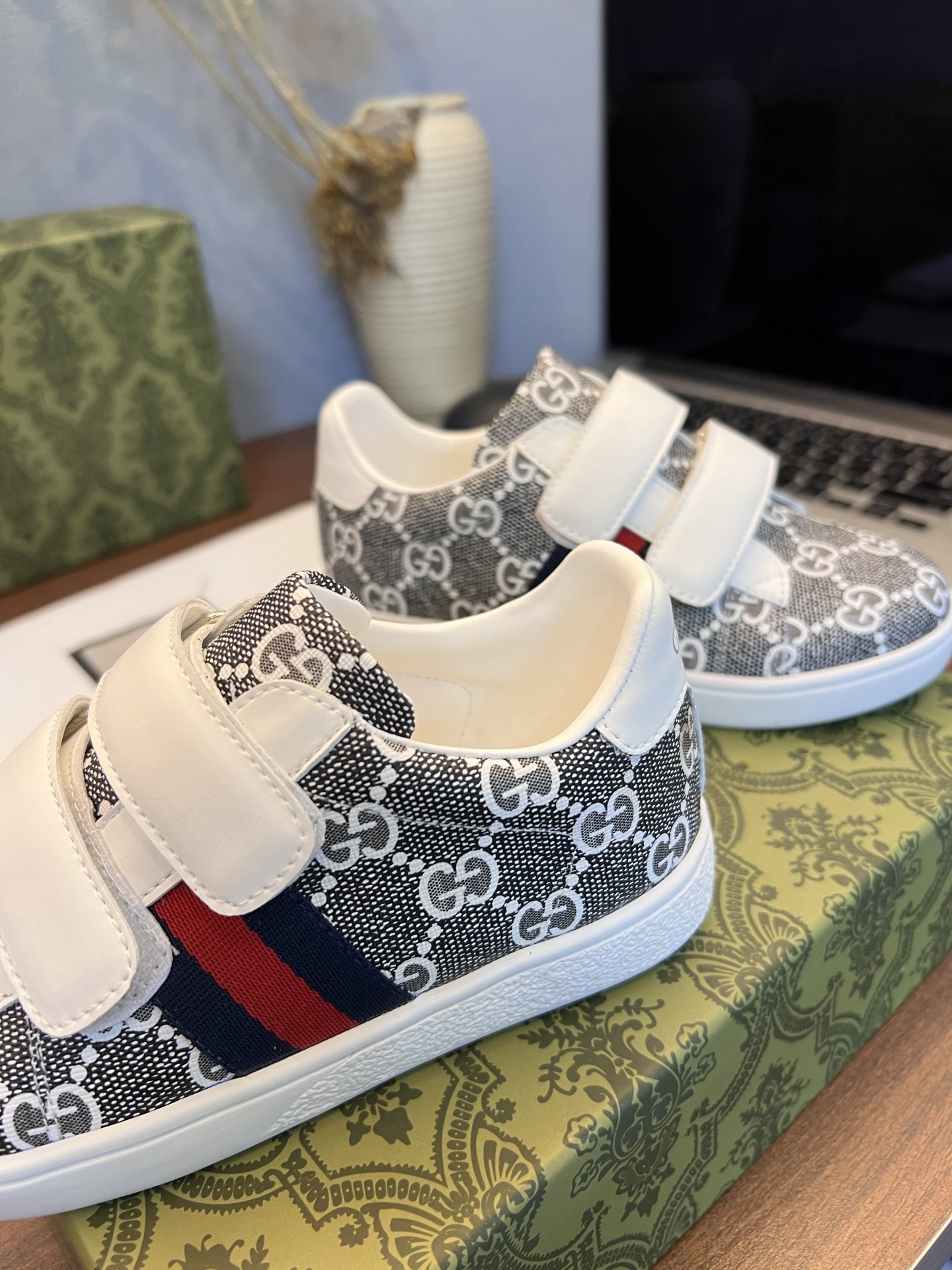 Children's shoes child